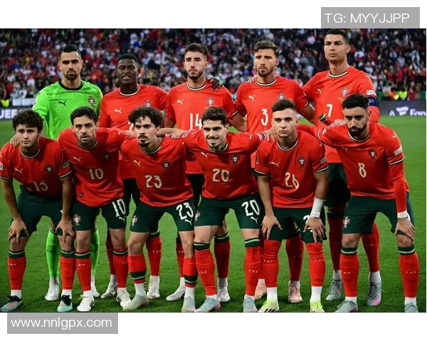 抖音热议足球界最帅气女球星引关注，颜值与球技并存魅力十足