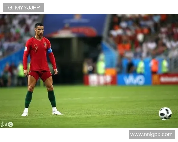 足球巨星花式脚踢篮球展示惊人控球技巧引全场喝彩