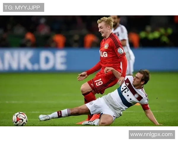 足球后卫球星的坚守与智慧全面解析他们的防守艺术 足球后卫球星的坚守与智慧全面解析他们的防守艺术