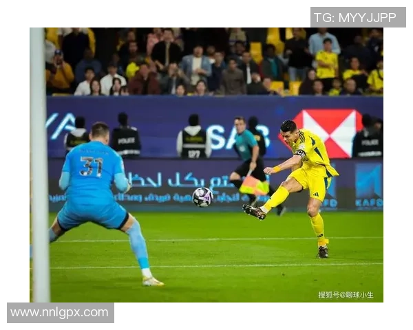 足球巨星双标现象曝光 揭秘场外言行与场内表现的巨大反差