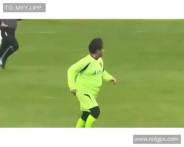 足球明星身材照大赏:展现运动员完美身形与健美体态的时刻