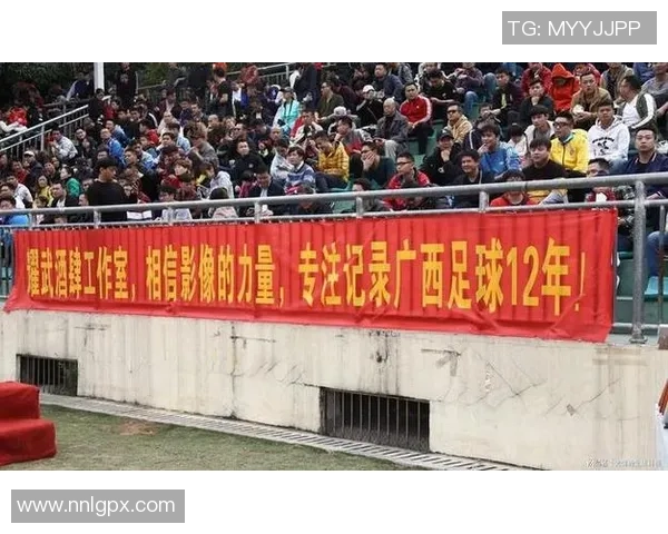 足球球星暖心之举亲手送出签名裤子引发球迷热烈欢呼